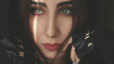 Look gothique d’été – débardeurs et t-shirts légers aux teintes sombres