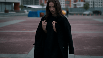 Comment choisir un manteau gothique pour l’hiver – guide des coupes et des tissus